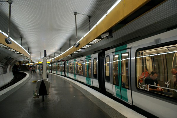 MF 2001 train #096 prepares to depart Place d'Italie, Line 5. Photo Credit: Minato.