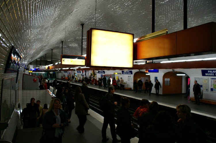 The busy 7-train platforms of station Palais Royal – Musée du Louvre. Photo Credit: Minato.